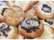 Moravské koláče s tvarohem: Poctivý recept jako od babičky na vláčné kynuté koláče