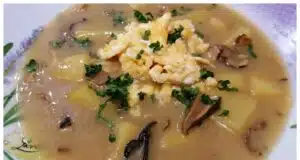 Krkonošské kyselo z kvásku: Tradiční horská polévka s houbami, bramborami a vejcem Krkonošské kyselo z kvásku: Tradiční horská polévka s houbami, bramborami a vejcem