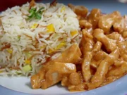 Kuřecí soté na česneku s jemnou omáčkou a rýží se zeleninou
