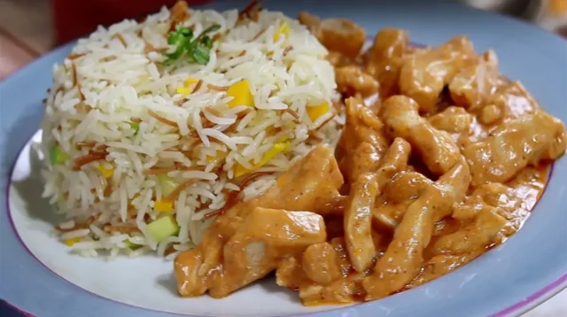 Kuřecí soté na česneku s jemnou omáčkou a rýží se zeleninou Kuřecí soté na česneku s jemnou omáčkou a rýží se zeleninou