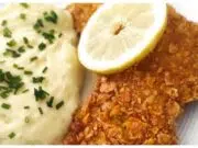 Kuřecí stehenní řízky v kukuřičných lupíncích s jemnou bramborovou kaší – křupavý oběd, který si zamilujete