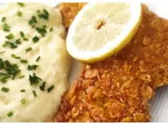 Kuřecí stehenní řízky v kukuřičných lupíncích s jemnou bramborovou kaší – křupavý oběd, který si zamilujete