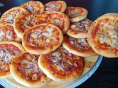 Mini pizzy z kynutého těsta s mozzarellou, tuňákem a cibulí