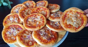 Mini pizzy z kynutého těsta s mozzarellou, tuňákem a cibulí Mini pizzy z kynutého těsta s mozzarellou, tuňákem a cibulí