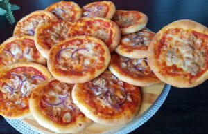 Mini pizzy z kynutého těsta s mozzarellou, tuňákem a cibulí