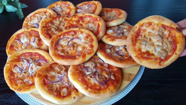 Mini pizzy z kynutého těsta s mozzarellou, tuňákem a cibulí