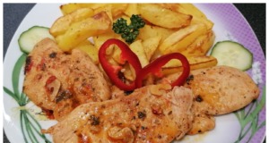 Přírodní kuřecí plátky s opečenými bramborami a domácí tatarkou – jednoduchý recept pro každý den