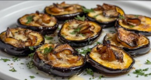 Gratinované lilky s houbovou náplní a scamorzou: Lehký zeleninový recept plný chuti Gratinované lilky s aromatickou houbovou náplní a scamorzou