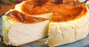 Krémový tvarohový cheesecake s čokoládovou polevou pro milovníky jemných chutí Krémový tvarohový cheesecake ze San Sebastianu s čokoládovou polevou
