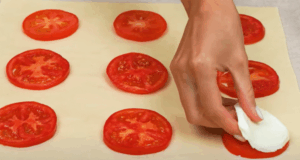 Mozzarella s rajčaty, zabalená v listovém těstu – Tip na slanou svačinu!
