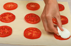 Mozzarella s rajčaty, zabalená v listovém těstu – Tip na slanou svačinu!