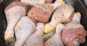 Jednoduchý recept na šťavnatá kuřecí stehna na vínu, másle a smetaně!