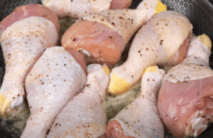 Jednoduchý recept na šťavnatá kuřecí stehna na vínu, másle a smetaně!