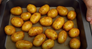 Zvolte si jako přílohu tyto vynikající pečené brambory na másle a česneku!