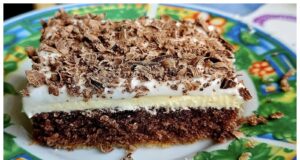 Legendární řezy „Obliž prst“: Třívrstvé čokoládové nebe se žloutkovým krémem, kterému nikdo neodolá Jemné kakaové řezy Obliž prst s hebkým žloutkovým krémem a bílkovým sněhem šlehaným nad párou. Elegantní zákusek ideální ke kávě i na oslavy.