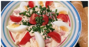 Vajíčkovo-rajčatový salát s majonézou a hořčicí – jednoduchý a chutný recept
