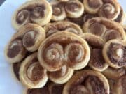 Skořicové brýle z listového těsta – sladká pochoutka hotová za pár minut! Skořicové brýle z listového těsta: Rychlá křupavá sladkost ke kávě