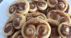 Skořicové brýle z listového těsta – sladká pochoutka hotová za pár minut! Skořicové brýle z listového těsta: Rychlá křupavá sladkost ke kávě