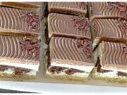 Sváteční řezy na plech – krémový zákusek s kakaovým korpusem a čokoládovou polevou