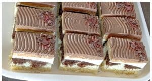 Sváteční řezy na plech – krémový zákusek s kakaovým korpusem a čokoládovou polevou Sváteční řezy na plech – krémový zákusek s kakaovým korpusem a čokoládovou polevou