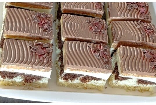 Sváteční řezy na plech – krémový zákusek s kakaovým korpusem a čokoládovou polevou