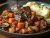 Delikátní Boeuf Bourguignon - francouzské hovězí na červeném víně s kořenovou zeleninou a žampiony