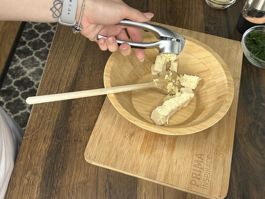 Trhací chléb s česnekovým máslem a sýrem