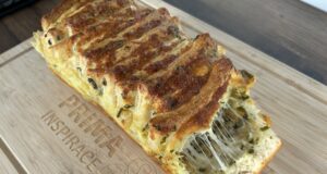 Trhací chléb s česnekovým máslem a sýrem Trhací chléb s česnekovým máslem a sýrem – nadýchaný, vláčný a dokonale voňavý