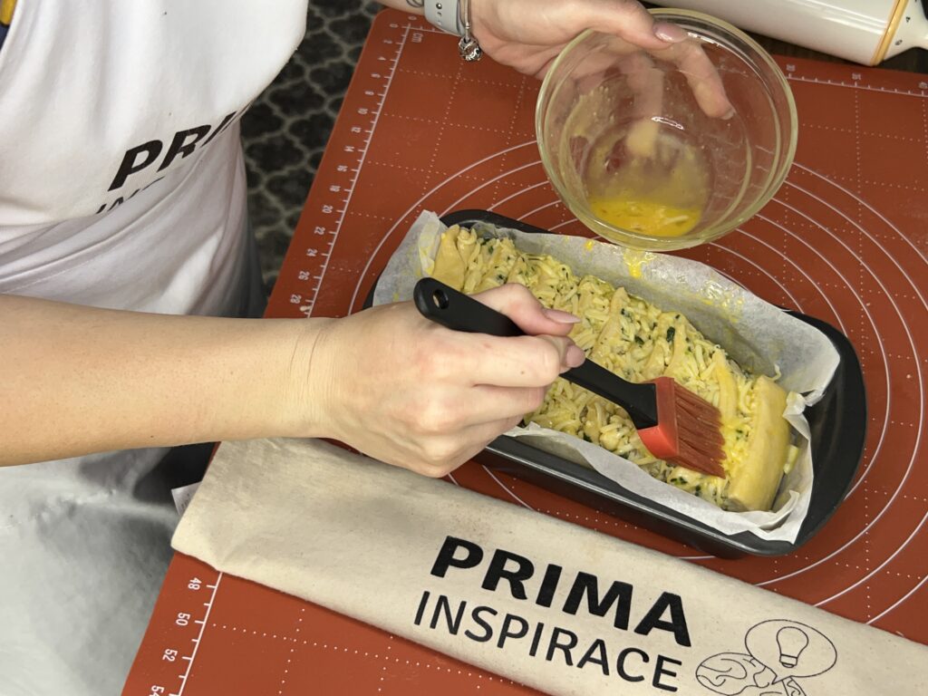 Trhací chléb s česnekovým máslem a sýrem