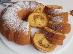 Lehká a vláčná vanilkovo-citronová bábovka s křupavými mandlemi