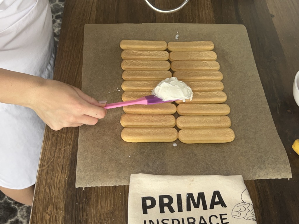 Jemná šlehačková roláda z dlouhých piškot – bez pečení!