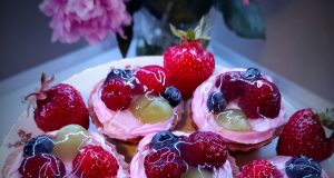 Lahodné ovocné košíčky plněné malinovým krémem Lahodné ovocné košíčky plněné malinovým krémem