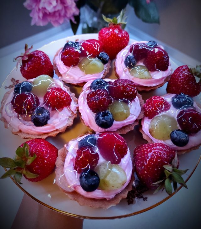 Lahodné ovocné košíčky plněné malinovým krémem Lahodné ovocné košíčky plněné malinovým krémem