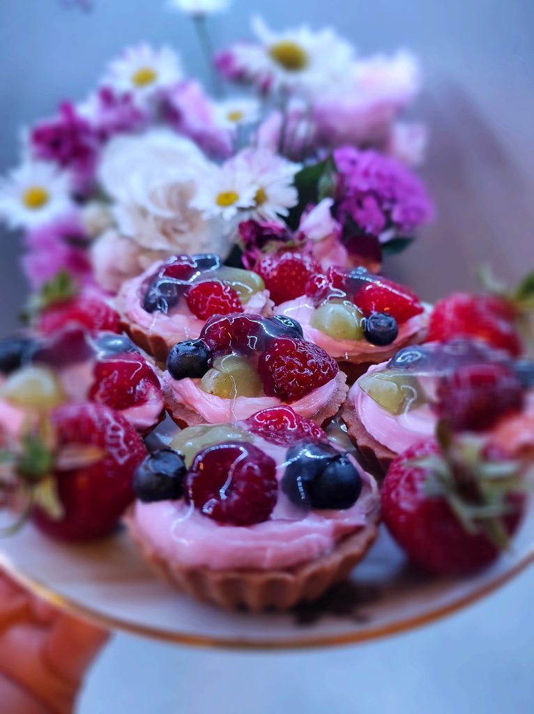 Lahodné ovocné košíčky plněné malinovým krémem