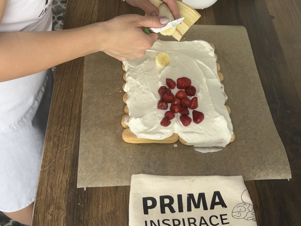 Jemná šlehačková roláda z dlouhých piškot – bez pečení!