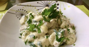 Gnocchi s kuřecím masem, špenátem a krémovou smetanovou omáčkou: Rychlá večeře plná chuti!