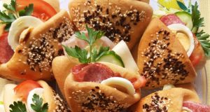 Domácí kapsové sendviče: Recept na nadýchané pečivo s náplní Kapsové sendviče z kynutého těsta – měkké, nadýchané a ideální na pohoštění