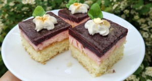 Piškot s jahodovým krémem a morušemi: Recept na vláčný a svěží dezert Morušové řezy - piškot s jahodovým krémem a rozvarem z moruší