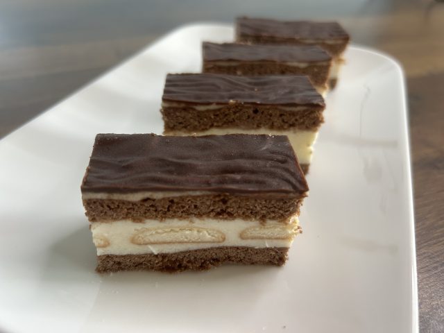 Piškotový koláč s jemným krémem a kakaovým těstem: vláčný díky medu, nejlepší po odležení