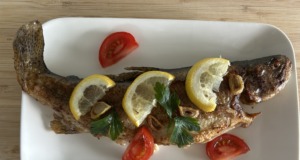 Smažený pstruh na másle s česnekem a citronem – rychlý recept na pánvi