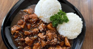 Kuřecí Teriyaki s jasmínovou rýží: Voňavý oběd plný exotických chutí Kuřecí Teriyaki s jasmínovou rýží: Voňavý oběd plný exotických chutí