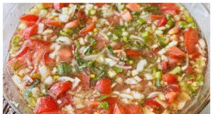 Nejjednodušší a nejlepší rajčatový salát: Tajemství je v téhle zálivce!