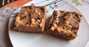 Kefírové čokoládové řezy: Vláčný dezert s bohatou polevou, který připravíte v jedné míse Kefírové čokoládové řezy s polevou z hořké čokolády – neuvěřitelně vláčné