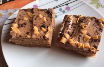 Kefírové čokoládové řezy: Rychlý recept na vláčný kakaový koláč s bohatou polevou Kefírové čokoládové řezy s polevou z hořké čokolády – neuvěřitelně vláčné