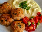 Šťavnaté kuřecí karbanátky se sýrem a mrkví: Recept na rychlý rodinný oběd