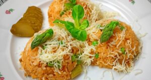 Bleskové rizoto s vepřovým masem a hráškem: Šťavnatý oběd, který připravíte v jednom hrnci Rychlé rizoto s vepřovým masem, chřestem a hráškem z pečené rýže