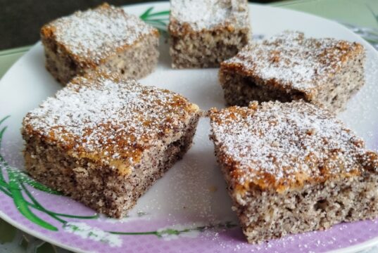 Vláčný hrnkový makovec s jablky – jednoduchý recept, který se vždy povede