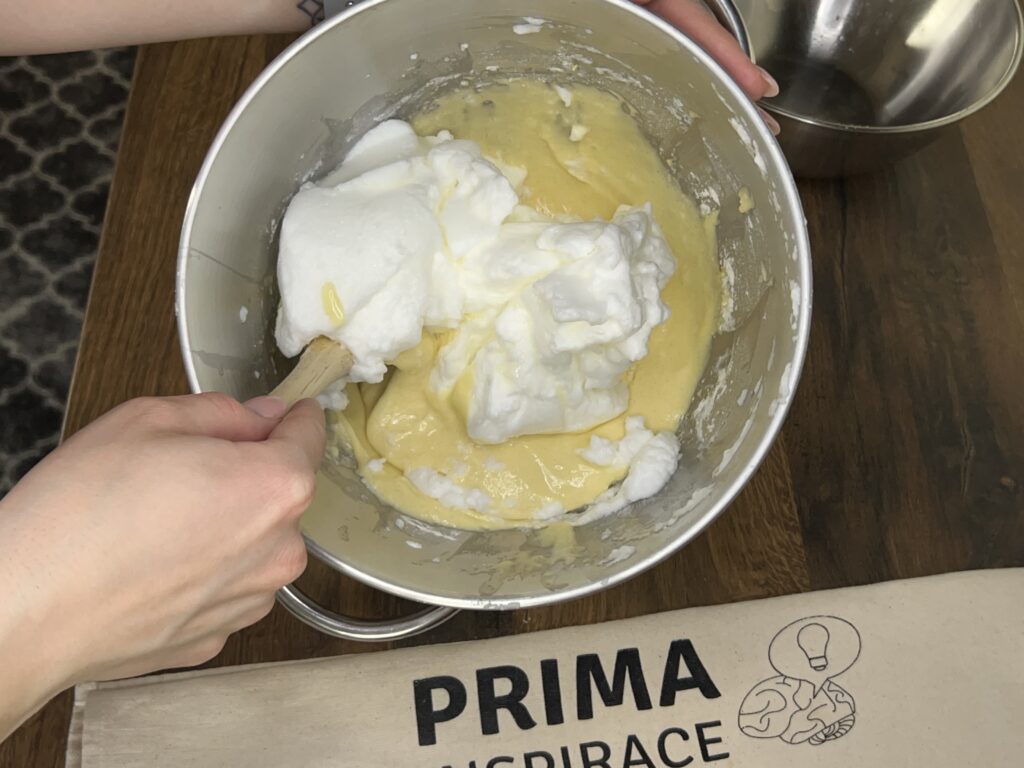 Smetanový třepaný koláč s mandarinkami - rychlý, snadný a osvěžující
