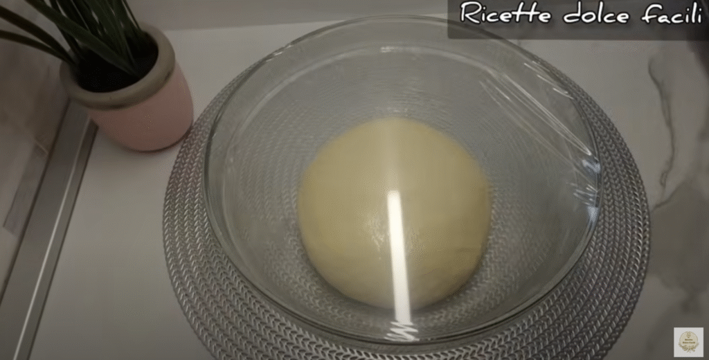 Mini pizzy z kynutého těsta s mozzarellou, tuňákem a cibulí - snadné křupavé občerstvení