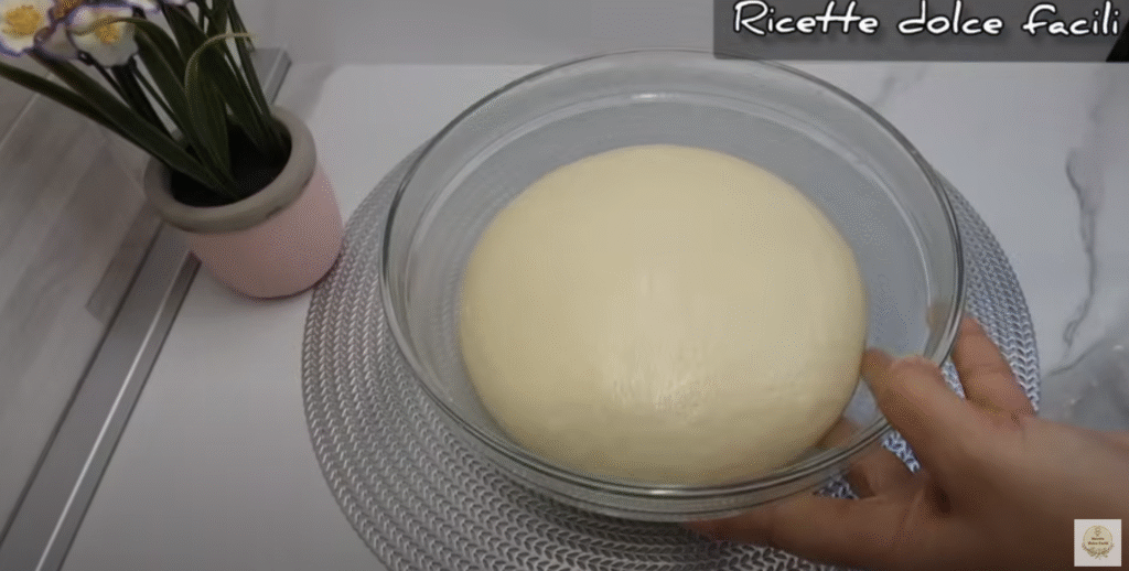 Mini pizzy z kynutého těsta s mozzarellou, tuňákem a cibulí - snadné křupavé občerstvení